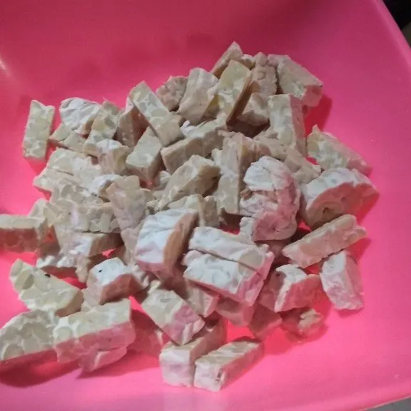 Potong-potong tempe sisihkan