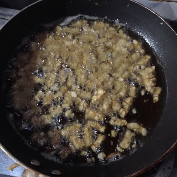 Potong kotak kecil tempe, goreng sampai kering, tiriskan.