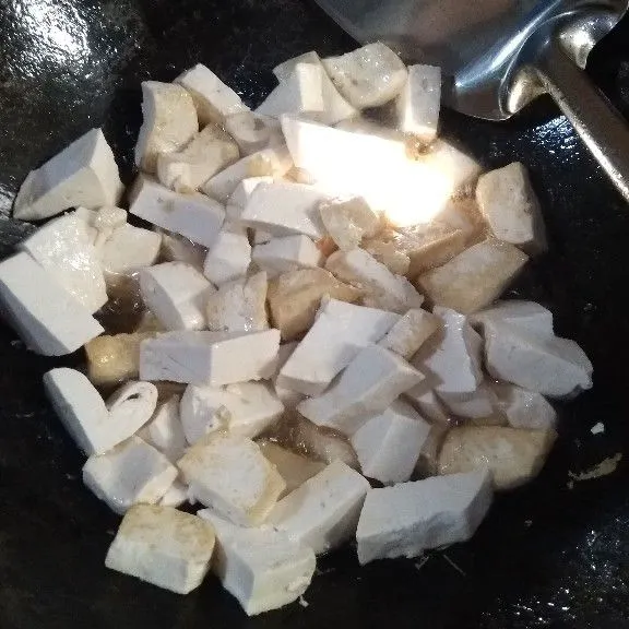 Potong-potong tahu dan goreng setengah matang