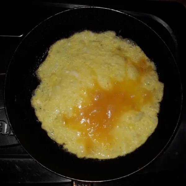 Kocok lepas telur bersama garam dan merica. Goreng telur menggunakan teflon, balik sampai kedua sisi matang lalu angkat.