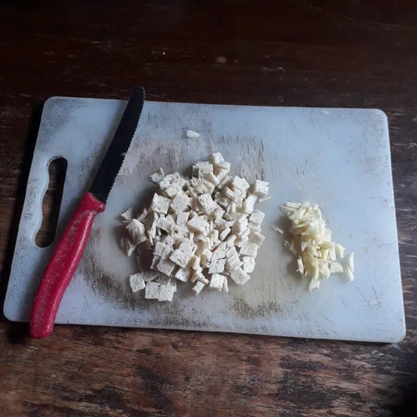 Cincang bawang putih dan potong kecil - kecil bakso.