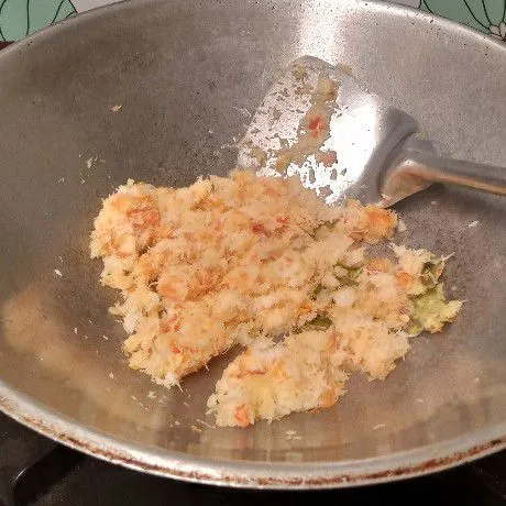 Selanjutnya panaskan sedikit minyak. Tanpa minyak juga bisa. Masukkan sambal kelapa tadi.