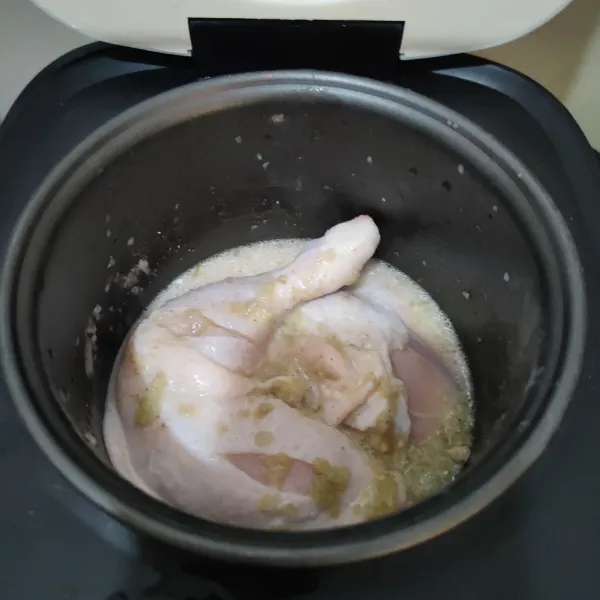 Sisit bagian daging ayam, masukan ke pan bersama santan, bumbu halus dan air.