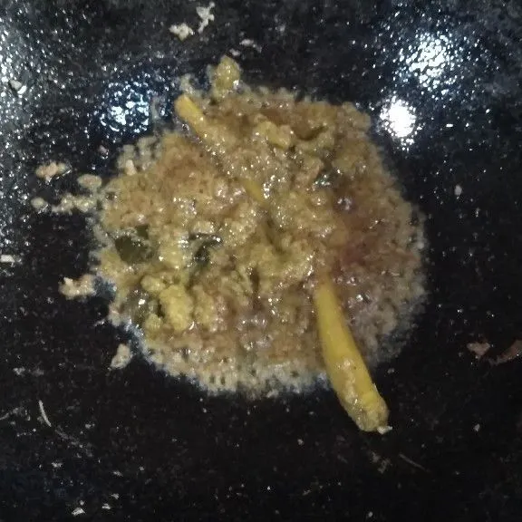 Haluskan bumbu, tumis dengan minyak hingga harum. Tambahkan sereh, daun bawang dan daun jeruk aduk rata.