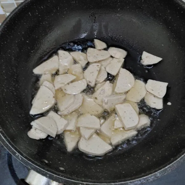 Iris tipis bakso ikan, lalu goreng hingga kering. Angkat dan tiriskan.