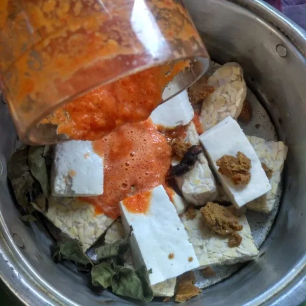 Tambahkan gula merah, asam jawa, bumbu halus, daun salam, gula pasir, garam dan kaldu bubuk.