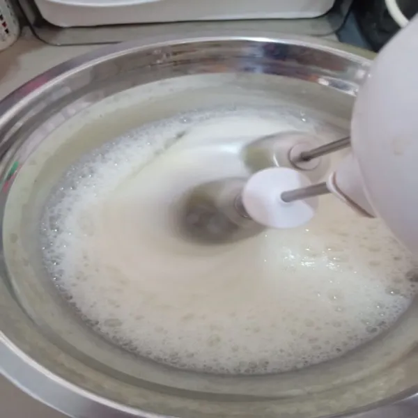 Mixer putih telur hingga berbusa, lalu tambahkan gula perlahan mixer kembali sambil diberi air jeruk nipis. Mixer hingga adonan soft peak.