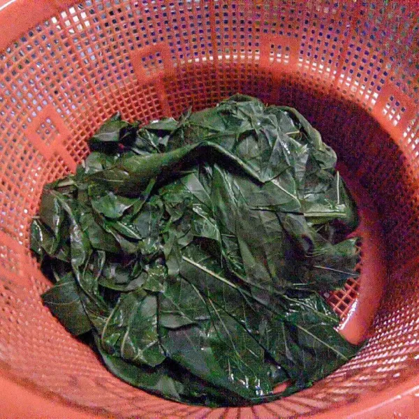 Angkat dan tiriskan daun singkong. Sisihkan.