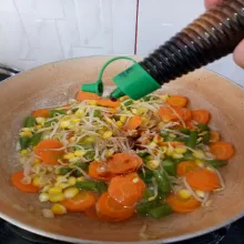 Masukkan lada bubuk dan garam, aduk rata lalu koreksi rasa.