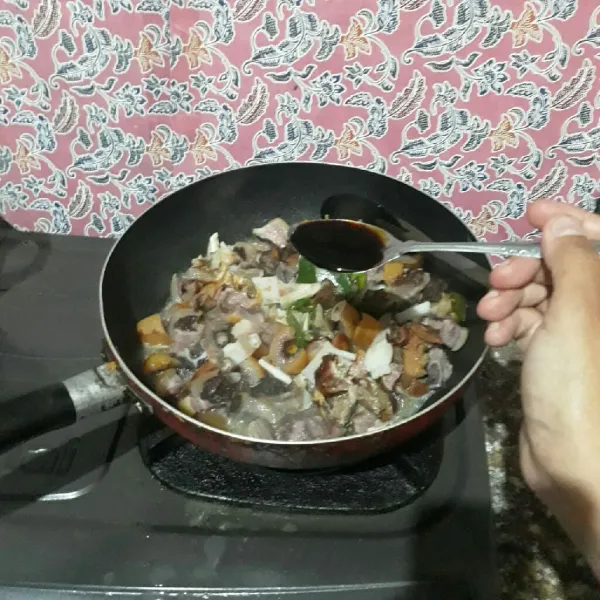 Masak hingga bumbu meresap,terakhir masukkan potongan tomat lalu aduk  sebentar.Koreksi rasa.Angkat dan siap disajikan.