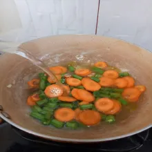 Lalu masukkan wortel dan buncis kemudian tambahkan air sampai sayur terendam lalu tutup dan masak sampai setengah matang atau 5 menit.