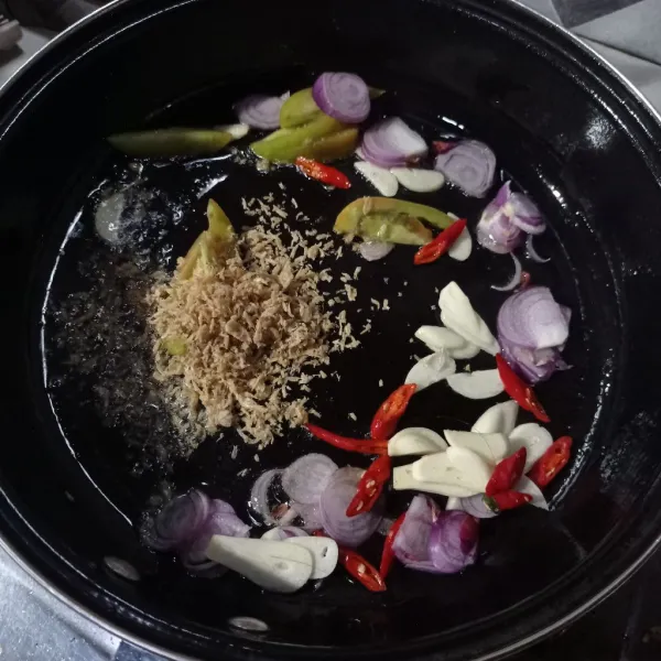 Lalu tumis irisan bumbu dan rebon sampai matang.