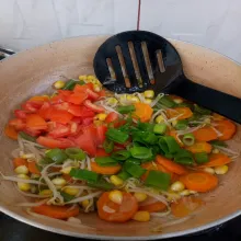 Kemudian tambahkan tomat dan daun bawang, aduk rata lalu masak sebentar.
