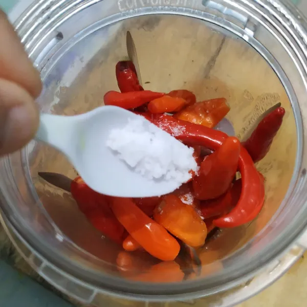 Masukkan cabe, bawang, tomat ke dalam blender. Tambahkan air, garam, penyedap dan gula pasir.