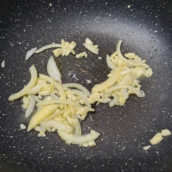 Tumis bawang putih dan bawang bombay sampai layu dan harum.