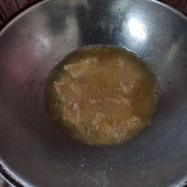 Masukkan kedalam minyak goreng yang sudah dipanaskan dan goreng hingga matang.
