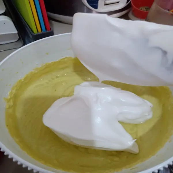 Masukkan adonan putih telur ke dalam adonan alpukat dalam tiga bagian, sambil diaduk balik hingga semua tercampur rata.