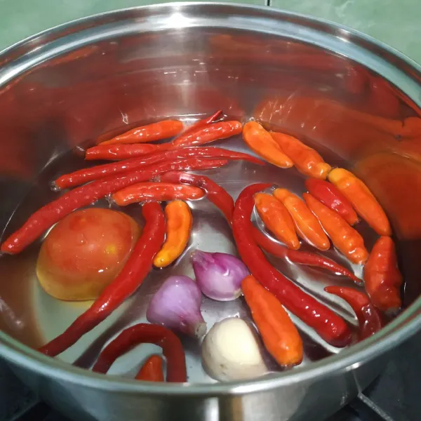 Rebus Bawang, cabe dan tomat selama 8 menit.