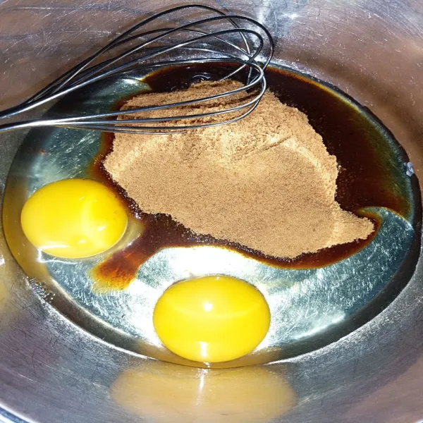 Mix gula palem dan telur, cukup hingga tercampur merata saja.