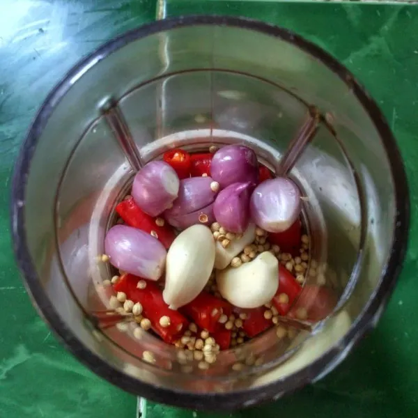 Hakuskan bawang merah putih, cabe dan ketumbar sampai halus.