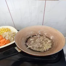 Panaskan minyak, tumis bawang merah dan bawang putih sampai harum.