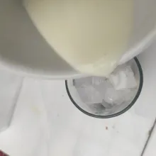 Masukkan susu kental manis  dan aduk rata. Es susu cincau siap disajikan