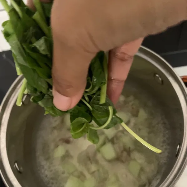 Tambahkan bayam, garam ,gula, dan penyedap rasa.
