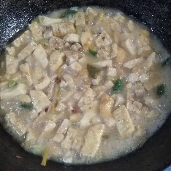 Tambahkan garam gula dan kaldu jamur. Koreksi rasa. Angkat dan siap dihidangkan.