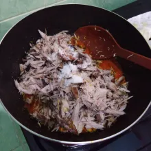Masukkan tongkol, garam, dan gula.