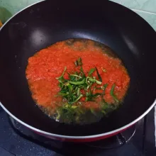 Tumis bumbu halus dan daun jeruk sampai harum.