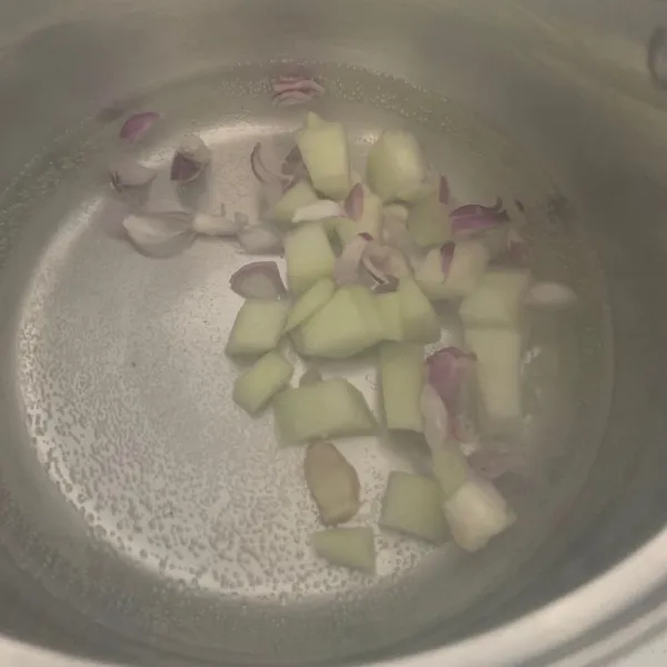 Rebus air masukkan labu dan bawang merah.