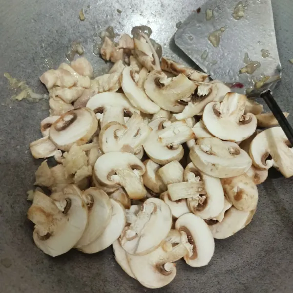 Masukkan jamur masak hingga jamur berubaj warna