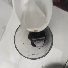 Masukkan es batu sampe gelas nya penuh