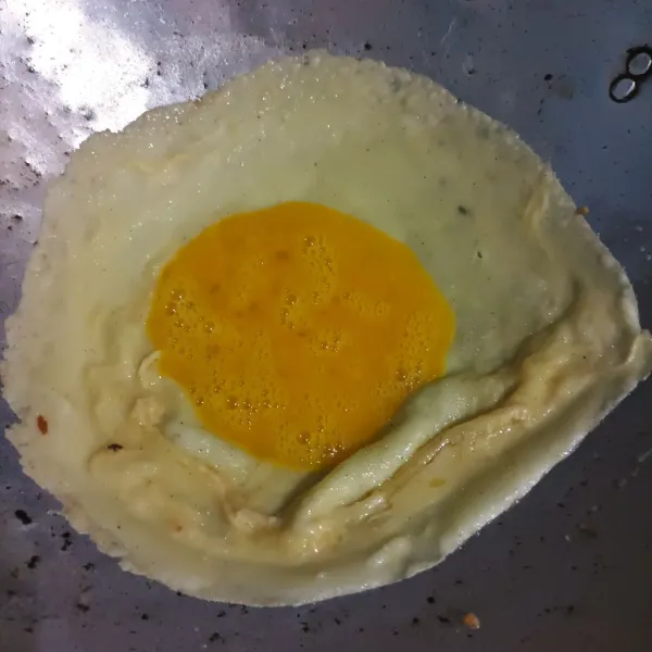 Kocok 2 butir telur, beri sedikit garam lalu tuang di atas kulit.