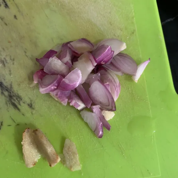 Iris tipis bawang merah dan kencur.