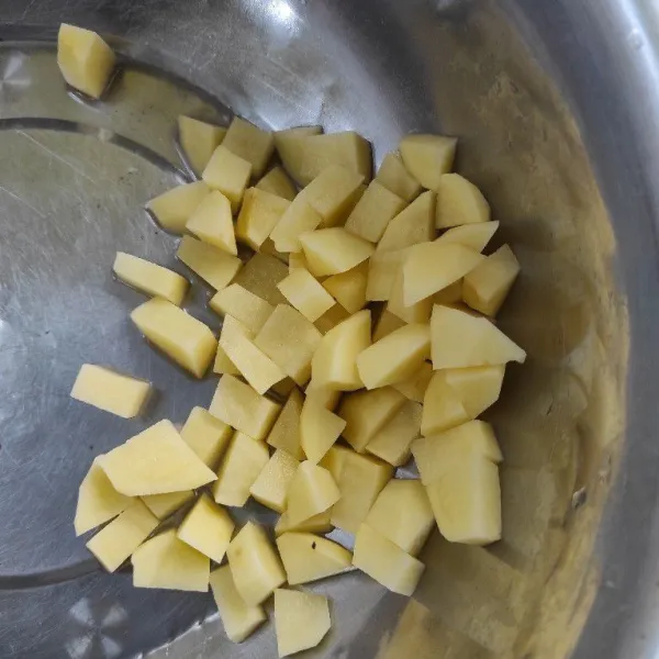 Potong kentang sesuai selera lalu goreng