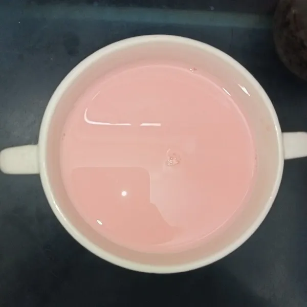 Tuang kental manis di dalam mangkuk lalu masukkan sirup frambos.