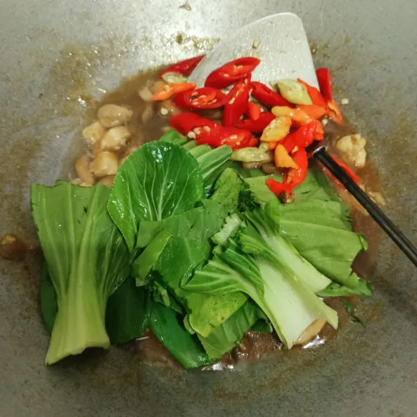 Masukkan cabe dan pokcoy