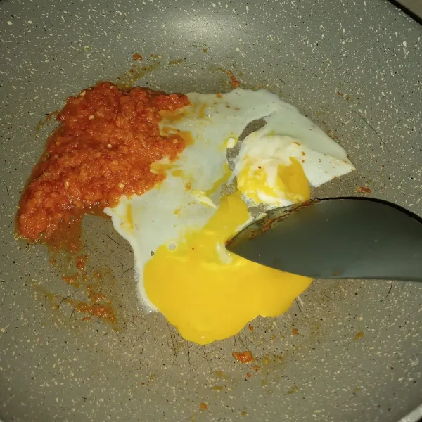 Pecahkan telur, aduk buat orak-arik kemudian tumis bersama bumbu.