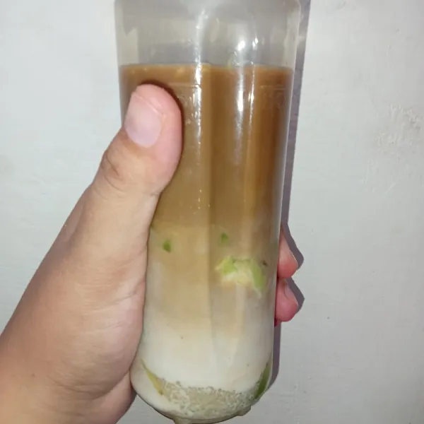 Campur kopi kedalam blender.