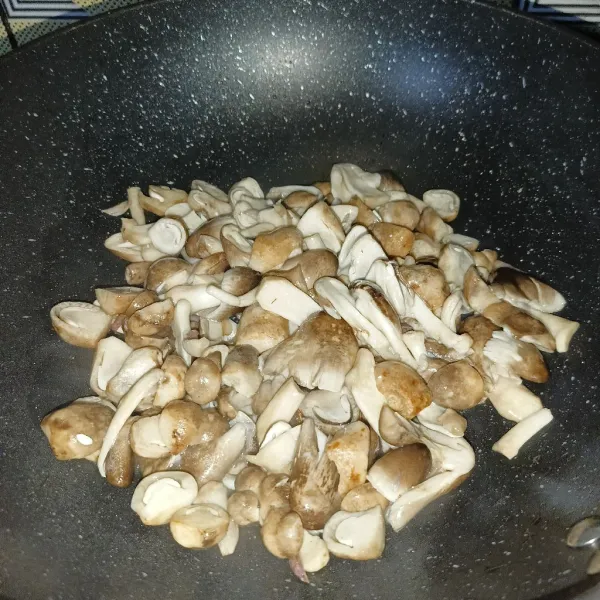 Masukkan jamur dan aduk-aduk sampai tercampur rata.