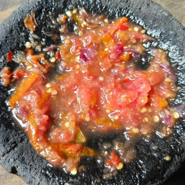 Ulek lagi sampai tomat hancur.