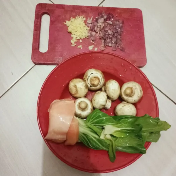 Cincang halus bawang merah dan putih, potong dadu ayam dan jamur