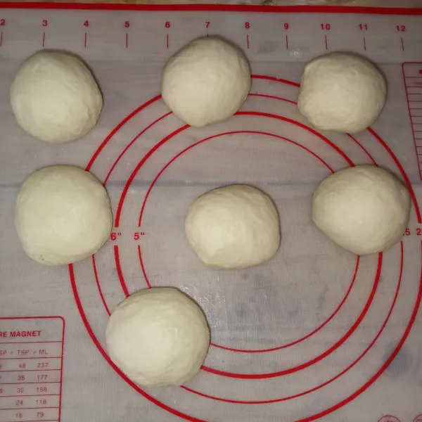Proofing adonan selama 35 menit kemudian bagi adonan menjadi tujuh masing-masing 45 gr.