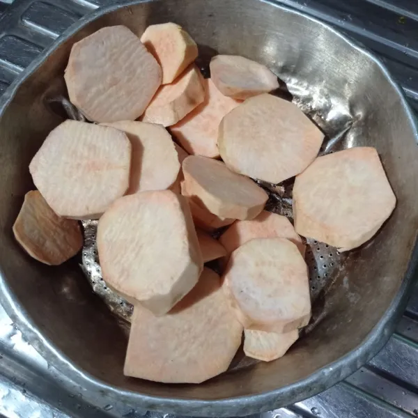 Kupas ubi, cuci bersih lalu potong sesuai selera.