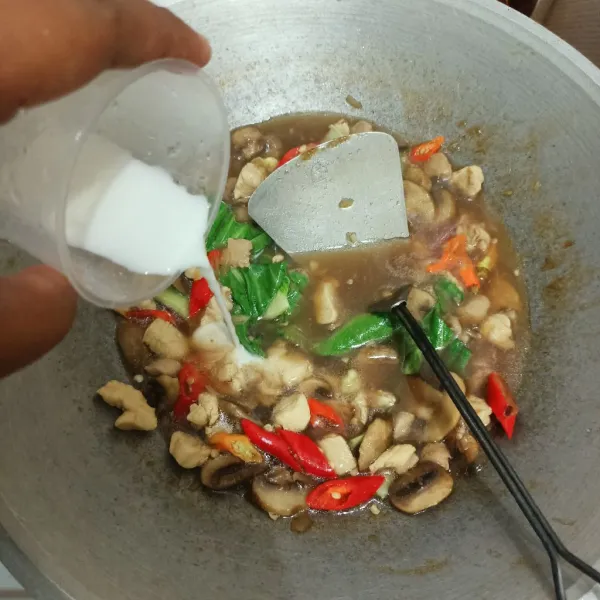Saat suda mendidih masukkan larutan maizena