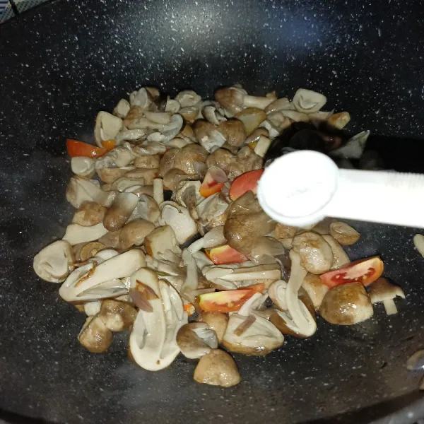 Bumbui dengan garam, lada bubuk, gula pasir dan kaldu jamur, masak sampai matang. Koreksi rasanya dan jika sudah pas siap untuk disajikan.