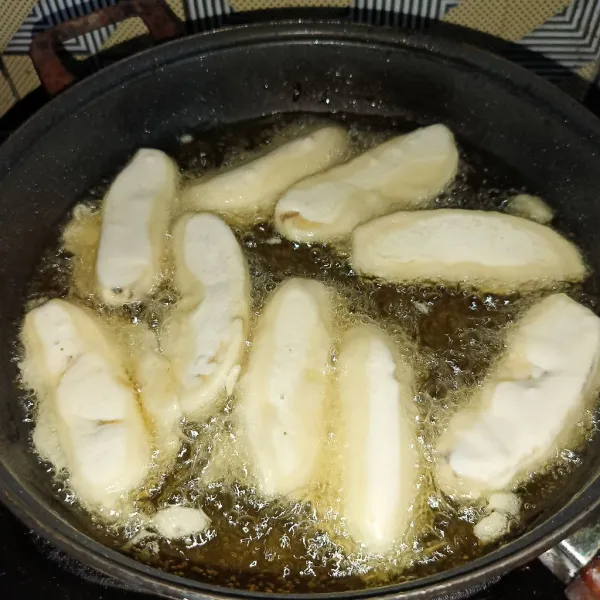 Lalu goreng pisang sampai matang dan sedikit kecokelatan.