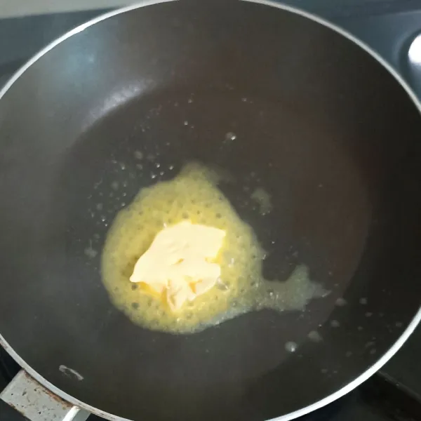 Panaskan teflon lalu lelehkan margarine.