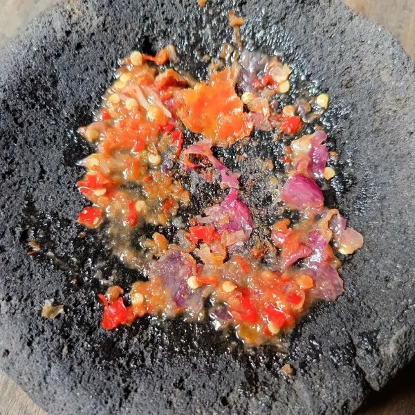 Ulek cabai merah, bawang merah, garam, gula pasir dan kaldu jamur.